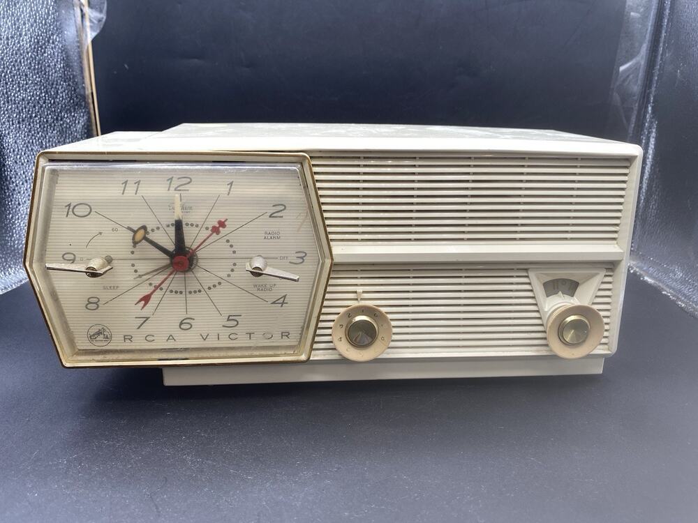 MCM RCA Victor Model 8-C-6E Tube Radio From The Mid-50’s Radio Works Clock Don't